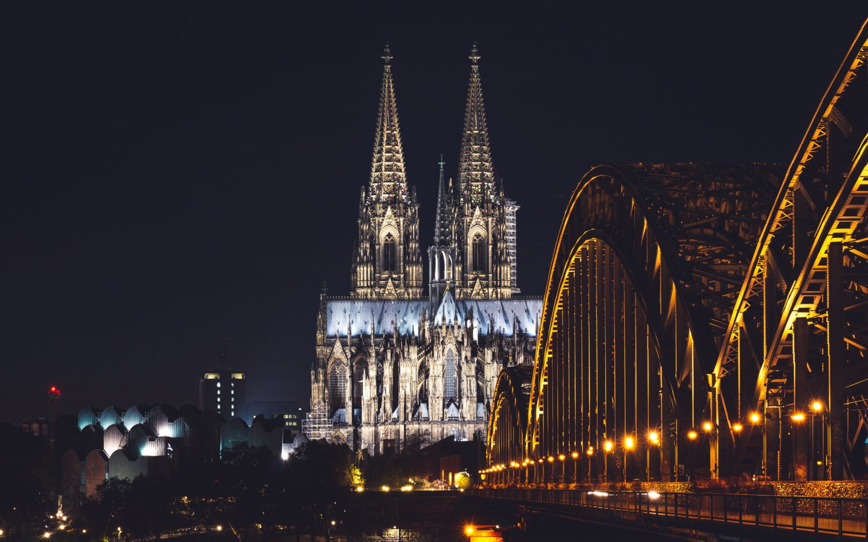 Blick auf Rhein und Kölner Dom bei Nacht