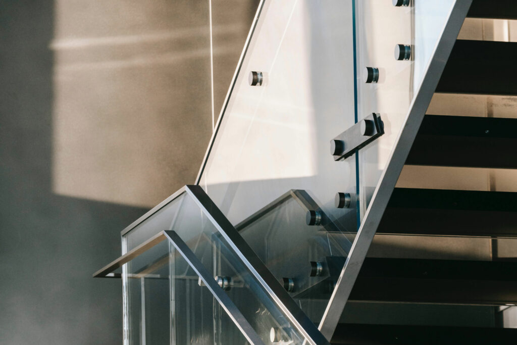 Moderner Treppenaufgang mit Glaswand