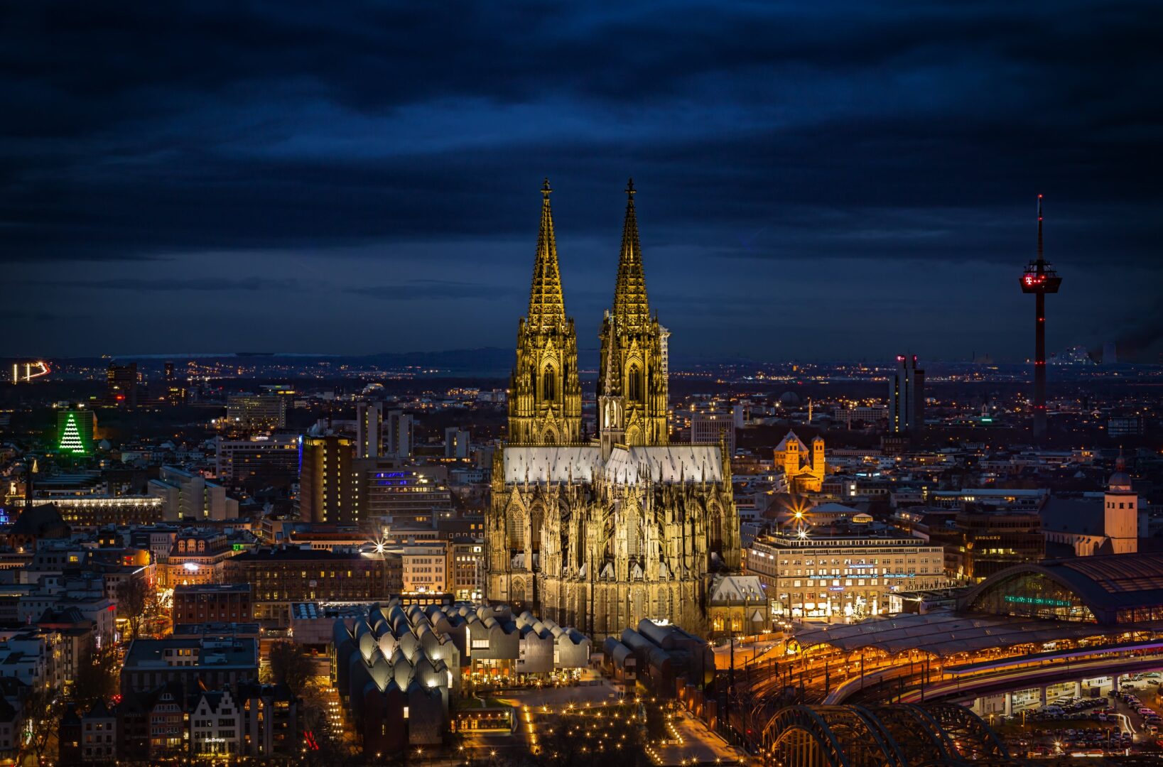 Blick auf Stadt mit Kölner Dom bei Nacht